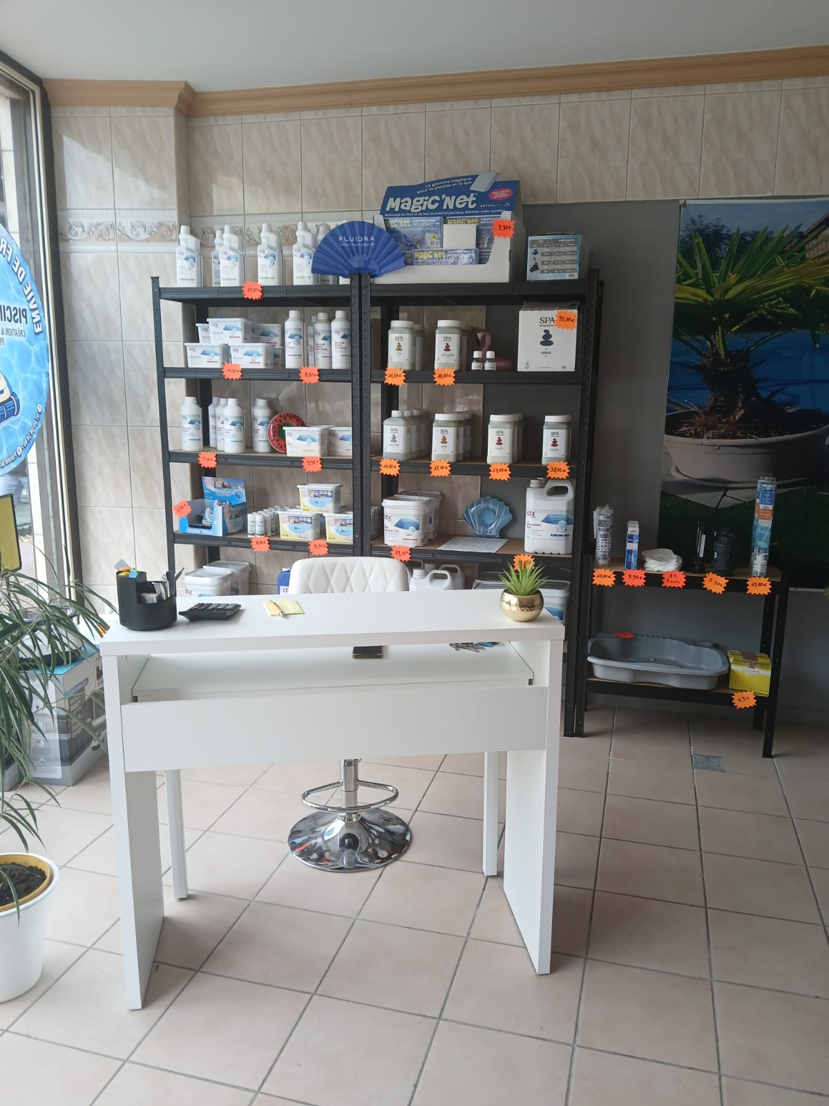 Espace d'accueil et produits d'entretien du magasin Piscines du Nord