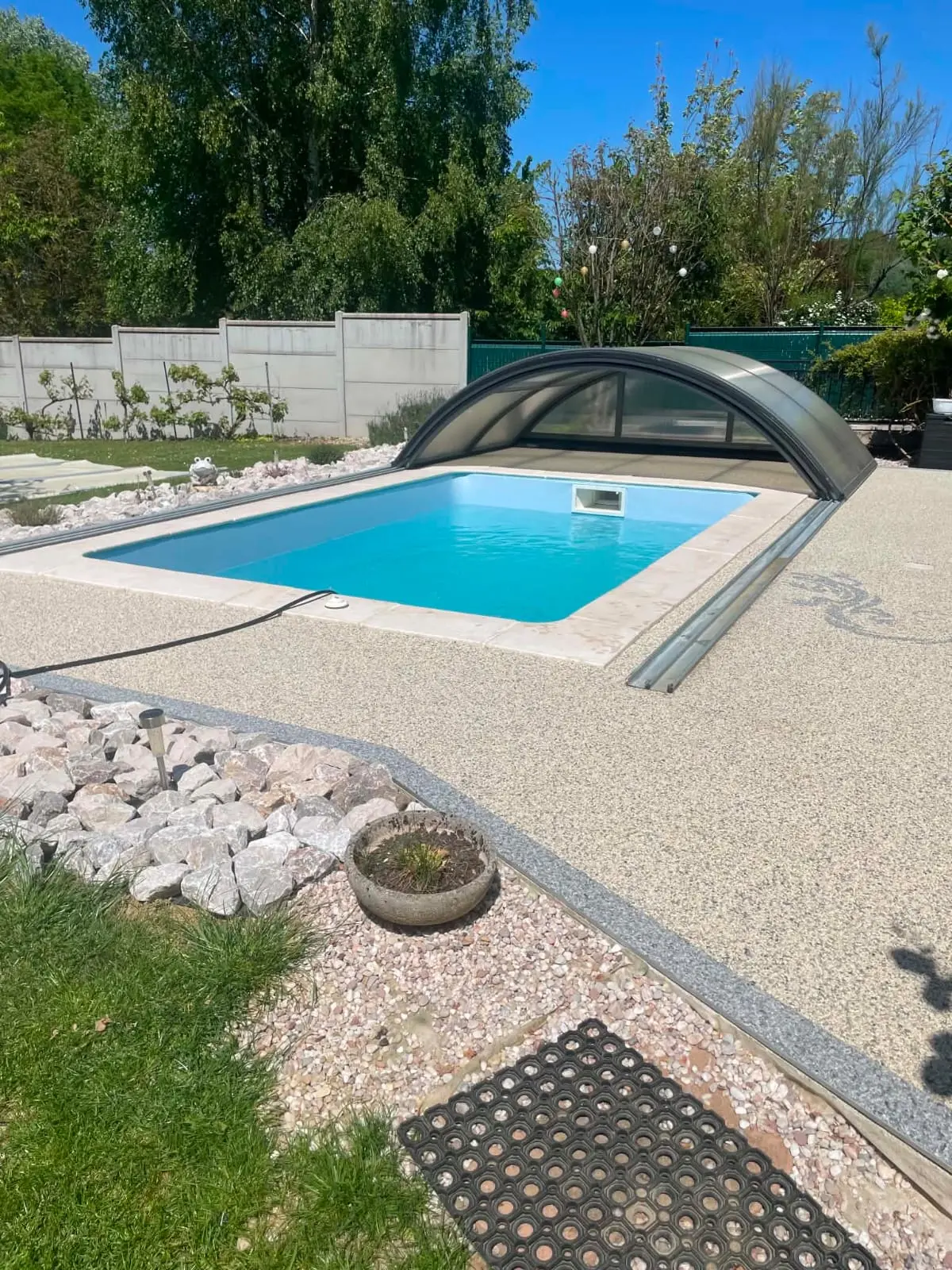 Piscine équipée d'un abri bas coulissant
