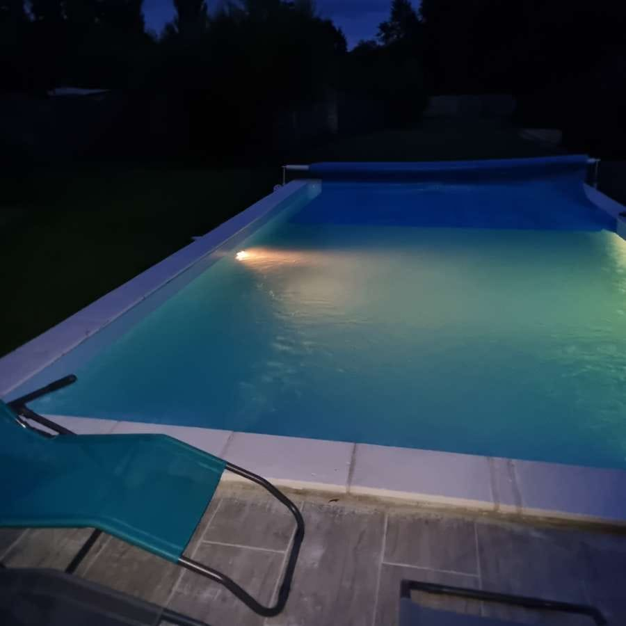 Piscine éclairée de nuit