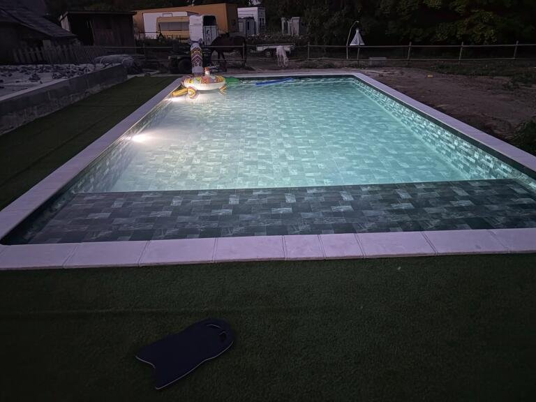 Piscine éclairée en soirée