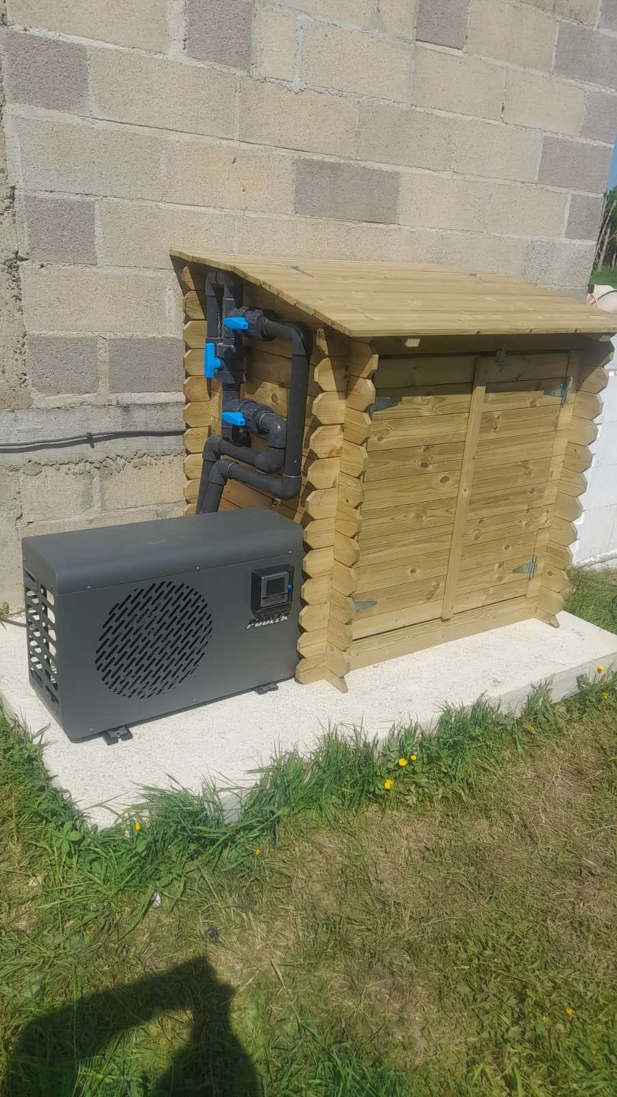 Pompe à chaleur de piscine dans un jardin